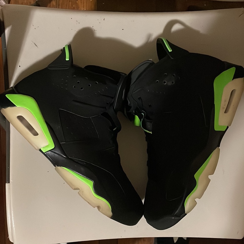 Like new Jordans9 1/2 Yeezys 10 1/2